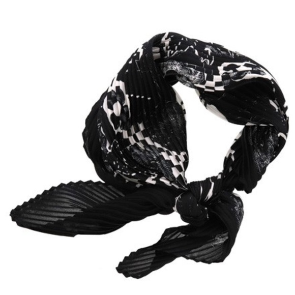 Pleated scarf with leaf design. Black and white. NWOT - Picture 1 of 1